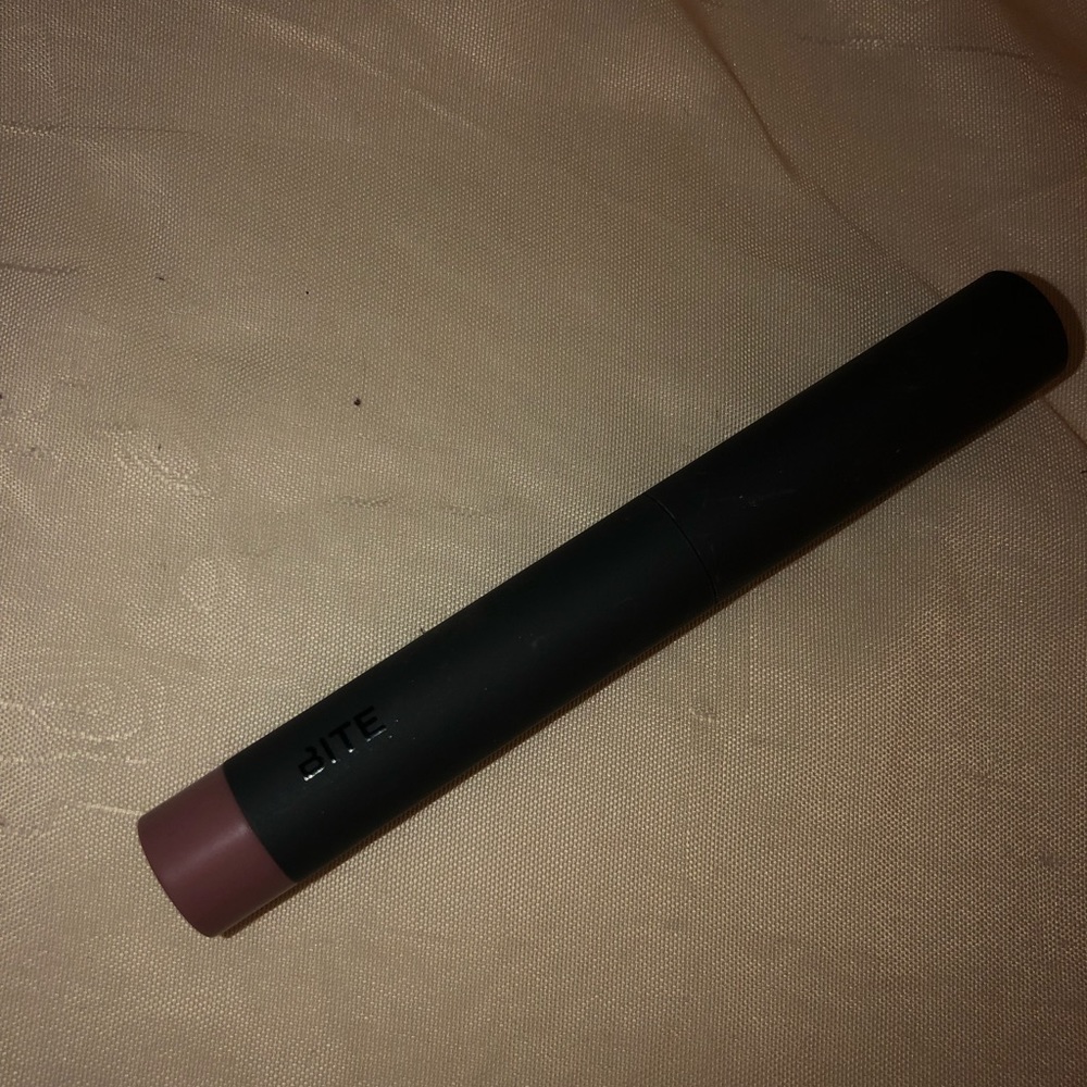 Bite lip pencil